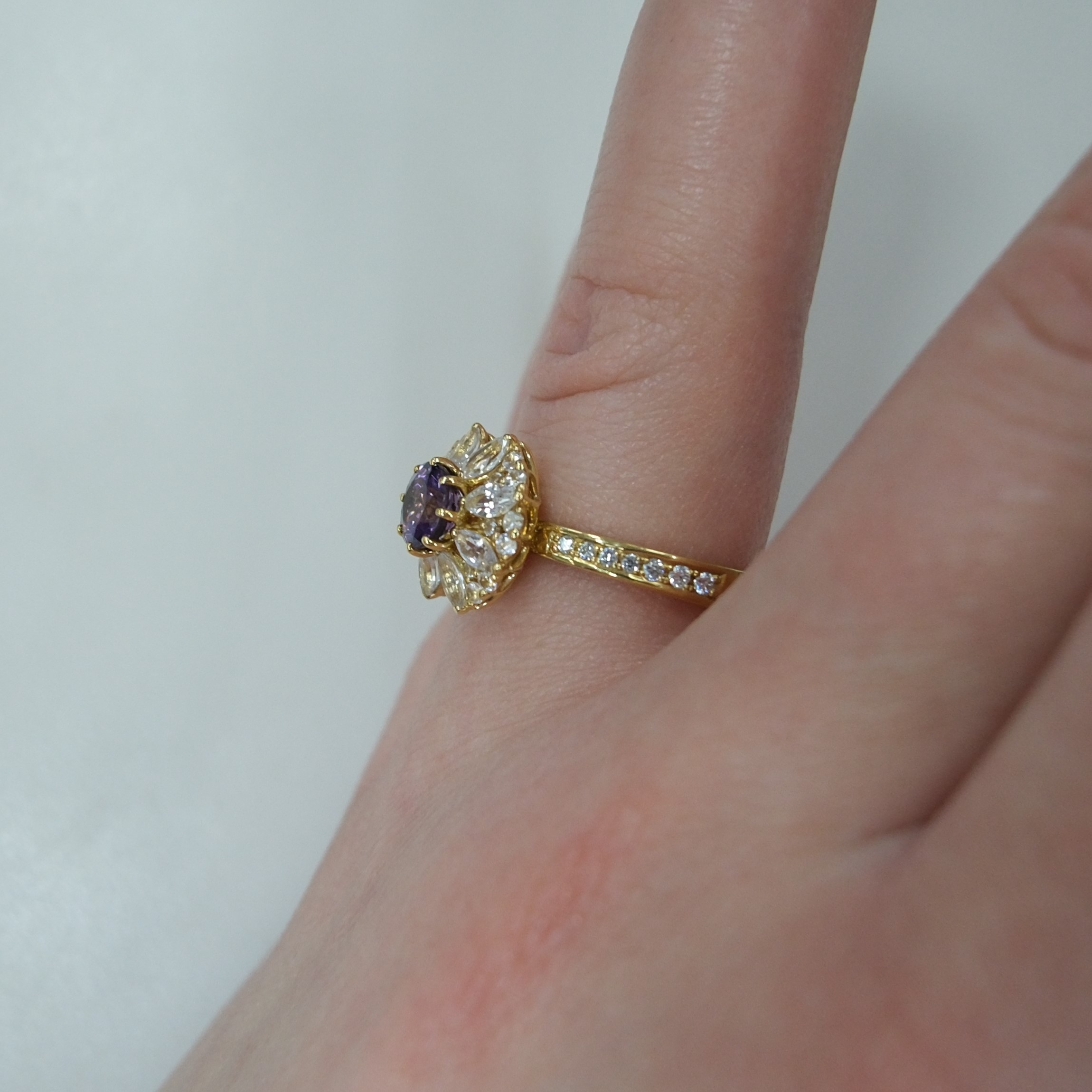 Кольцо из желтого золота с фиолетовой шпинелью